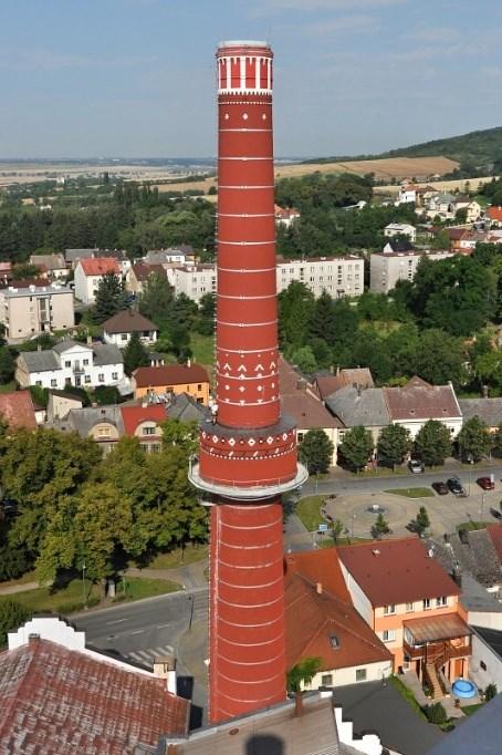 Na standartní komín se při výstavbě (nebo dodatečně) umístila nádrž na vodu, popřípadě jinou látku.