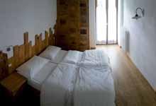 *, relaxační koutek # * s lehátky, kneippův chodník # *, malá posilovna # *, senná lázeň # *, masáže # *, kosmetické služby # *; služby označené # nemohou využívat děti do 16 let