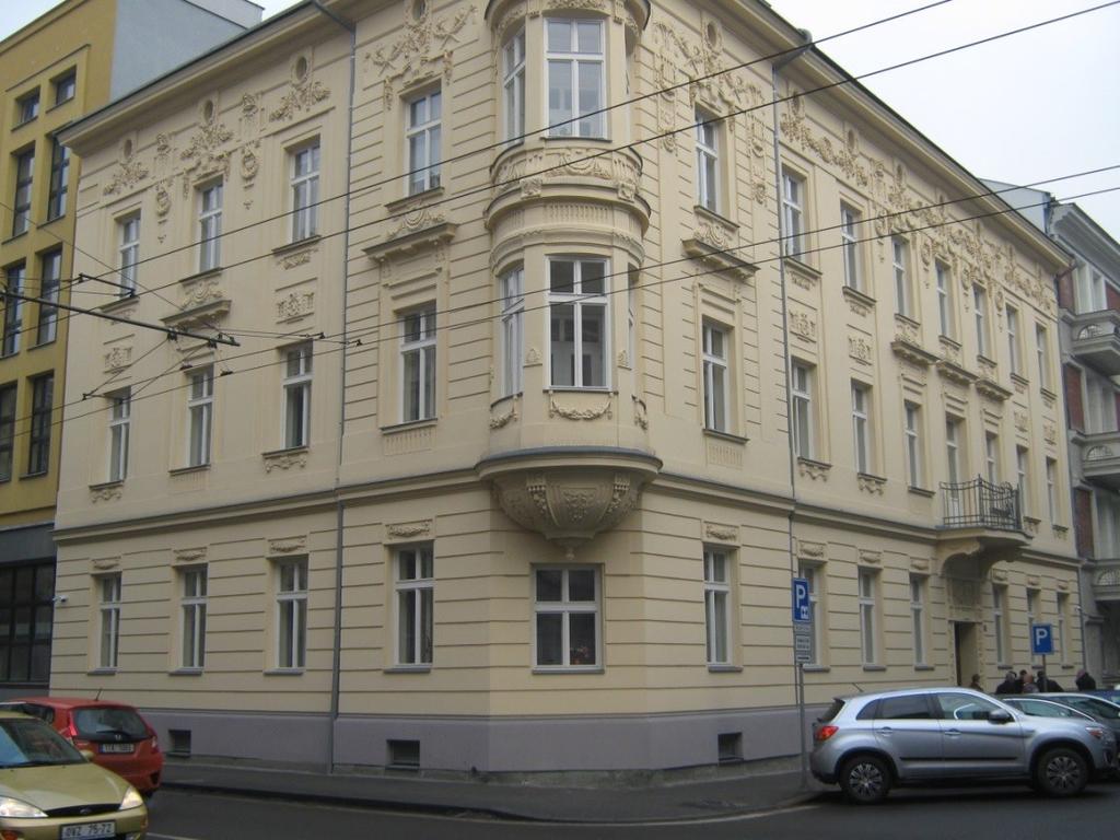 Soudy KS Ostrava rekonstrukce budovy E po Policii ČR Byla provedena komplexní rekonstrukce budovy a jejího historického pláště, vybudovány nové kanceláře v budově i podkroví, sociální zařízení, v