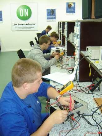 Studijní obor Mechanik elektronik Druhým rokem probíhal program pilotního ověřování, který byl vyhlášen 8. června 2016 Č. j.: MSMT- 17453/2016-1. Učitelé OV p. Pavel Chmelař, p. Luděk Maixner, p.