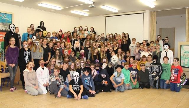 Co nás čeká Halloween VÁNOCE Zpívání na schodech Pořad rozhovorů se středoškoláky Zajímavosti o Novém roce Zajímavosti z historie školy Rozhovory Křížovka Pololetí Projektový den Každý rok na