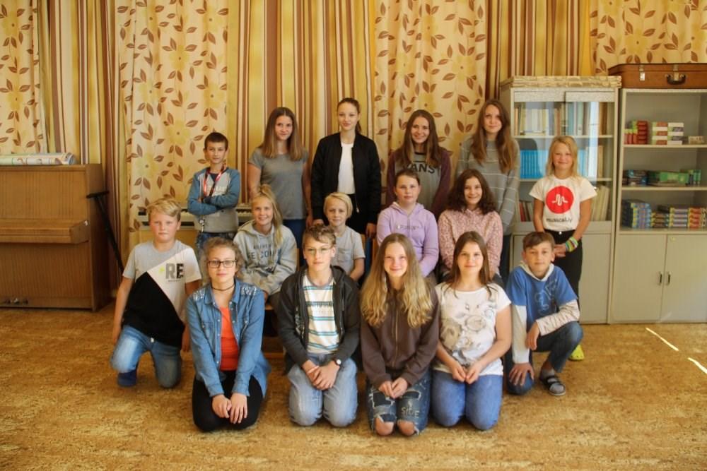 Aktuální členové: Parlament Rozhovor s dvěma žáky z 6.C Kde se vám víc líbilo? Spíš tady, než na Skále. Co se vám tady více líbí než na Skále? Větší budovy takže větší volnost.