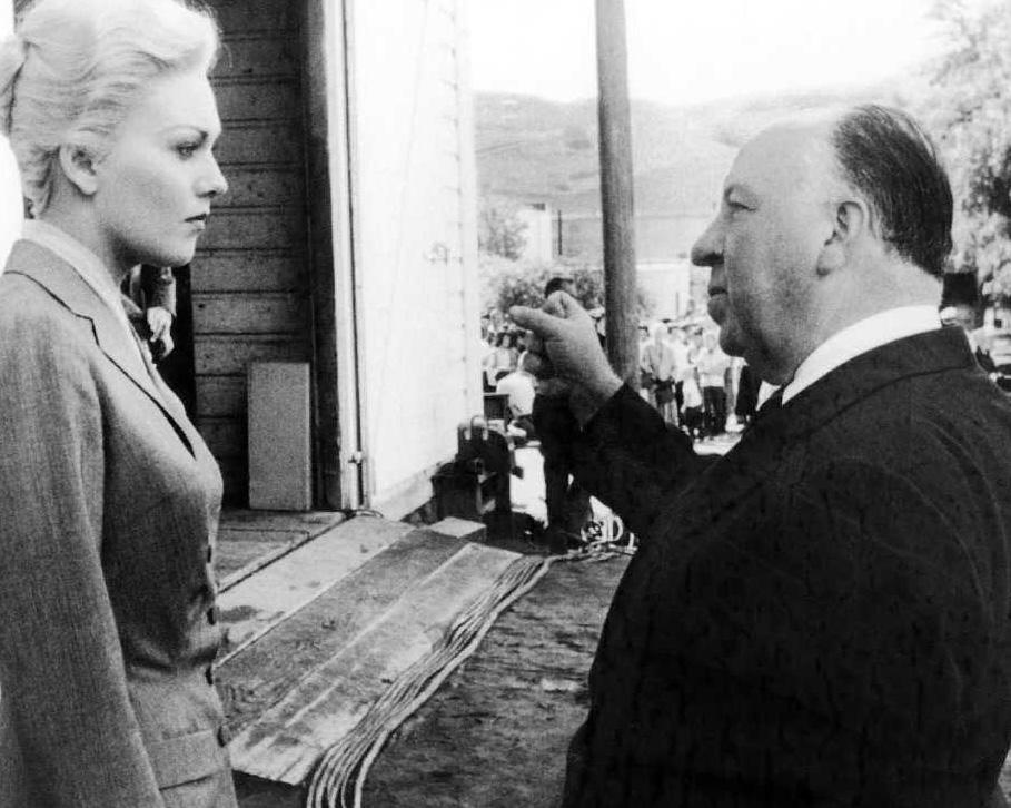 Hitchcock by možná také sáhl k drsnějším prostředkům, kdyby mu to cenzura povolila, ale určitě by tím přišel o svou největší přednost vybudit v divákovi představivost a vést jej k domýšlení událostí,