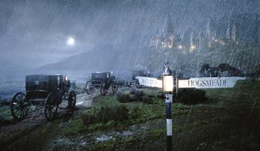 film Někdo by měl koncentrace britských hereckých hvězd využít k natočení zábavného seriálu z bradavického prostředí bez Harryho a jeho přátel Třetí školní rok v Bradavicích se Harrymu podařilo