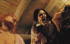 film Transylvánie plná nestvůr Najít herečky vybavené takovými špičáky nebylo jednoduché Ačkoli si to přiznáváme jen neradi, žijeme obklopeni prastarým zlem, které zástupce druhu Homo sapiens sapiens