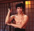 Tohle není karate! Bruce Lee není zrovna úžasný herec. Jeho tradiční východní styl, plný přehrávaných emocí, připomíná neurotické protagonisty argentinských telenovel.