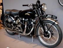 Na tomto stroji dělal své první závodnické krůčky i John Surtees, jediný mistr světa na motocyklu i v automobilové formuli 1.