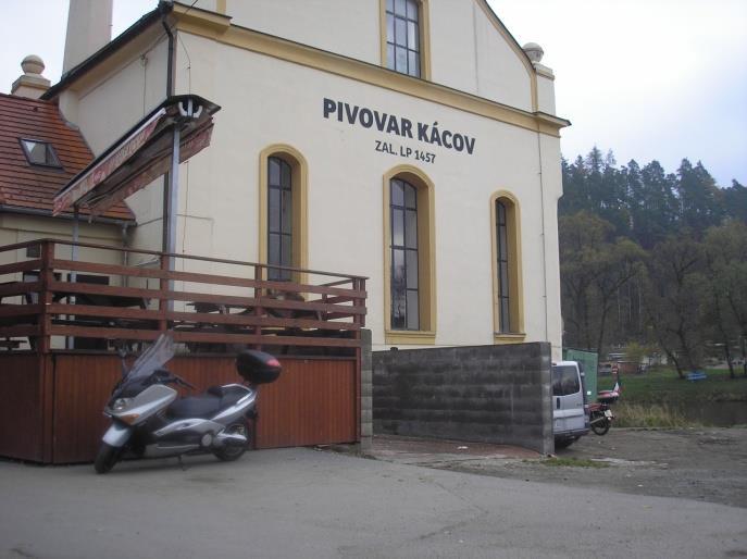 Museli jsme si vystát frontu, ale Fanda to bojkotoval a zůstal venku.