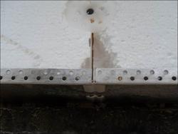 Chybné umístění spáry desek tepelné izolace do spáry zakládací lišty Trhlina v místě spáry desek a zakládací