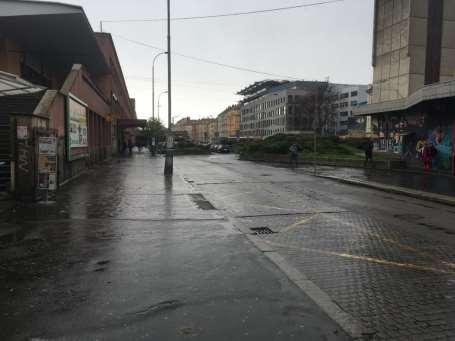 Analýza přestupního bodu Smíchovské nádraží Konečná zastávka autobusů městských linek se nachází na stejné straně ulice jako vstup do podchodu vedoucí na vlakové nástupiště.