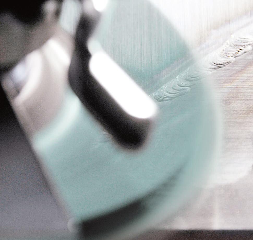 Leštění ušlechtilé oceli Jednoduše vyleštit na zrcadlový lesk Lešticí nástroje se používají při výrobě vysoce lesklých povrchů, ale i při údržbě, resp. renovaci optimální kvality povrchu.