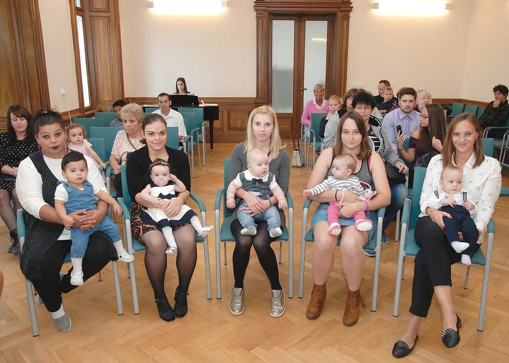 Na přelomu listopadu a prosince rozdala všem dětem navštěvujícím předškolní zařízení v Lovosicích, Libo-