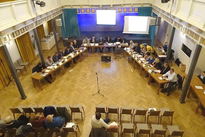 Aktuality Lovosice mají nové 21členné zastupitelstvo Ustavující zasedání zastupitelstva města se uskutečnilo ve středu 31. října v sále Centra kultury LOVOš. Přišlo 20 zvolených zastupitelů.