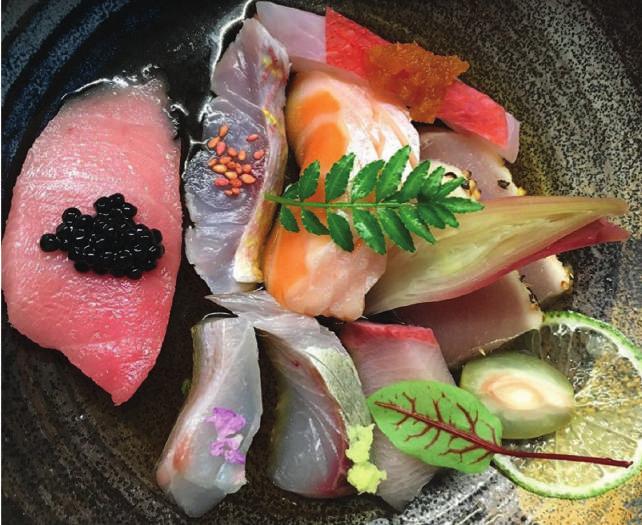 výběr dvanácti sashimi, rýže, řasa nori 695 Kč 890 Kč Makuno uchi bento výběr sushi 6x sashimi,