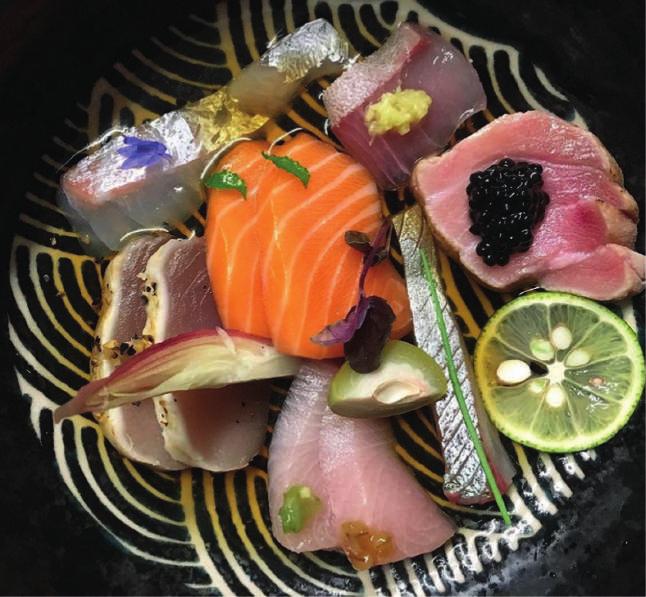nori 695 Kč Makuno uchi bento selection of sushi- 6x sashimi, 4x nigiri, 6x maki, 3x gyoza 695 Kč