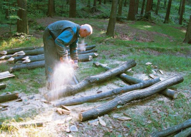 45). Pavel Janda připravuje dubové sloupky k