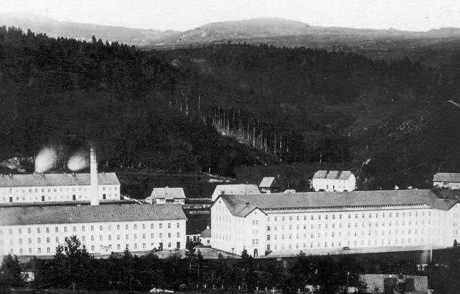 Svárov (před r. 1886) Pohled na svárovskou přádelnu a tkalcovnu fy. J. Liebieg před rokem 1886 ještě před požárem přádelny (6. 1. 1886). Chalupa stojící za továrními budovami nejvíc nalevo je původní šumburské stavení čp.