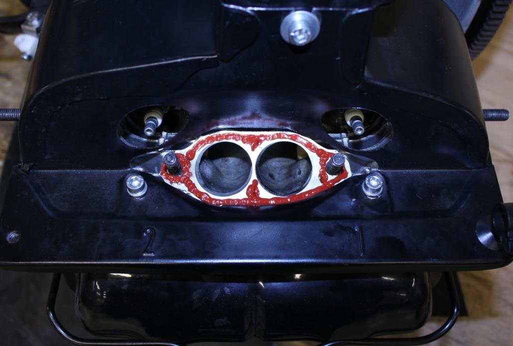 Vrstva těsnícího tmelu na hlavě válců Obr. 167 Nanesení těsnícího tmelu na hlavu válců,levá strana motoru. 3.