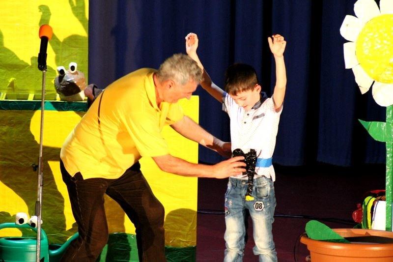 Úderem páté hodiny se všechny dětské oči upřely k pódiu, kde právě začalo skvělé představení.