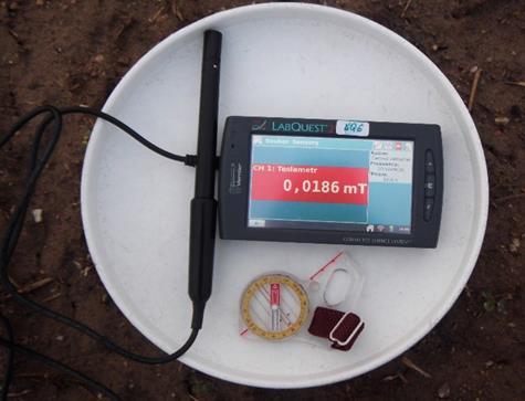 K dataloggeru jsem také dostal připojitelný externí senzor Magnetic Field Sensor (neboli teslametr) od téhož výrobce. Tento teslametr využívá pro měření magnetické indukce Hallův jev (viz 1.