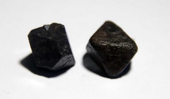 Magnetismus Každý z nás se již v životě setkal s permanentním magnetem, malým předmětem z materiálu, který na první pohled zaujme svým chováním.