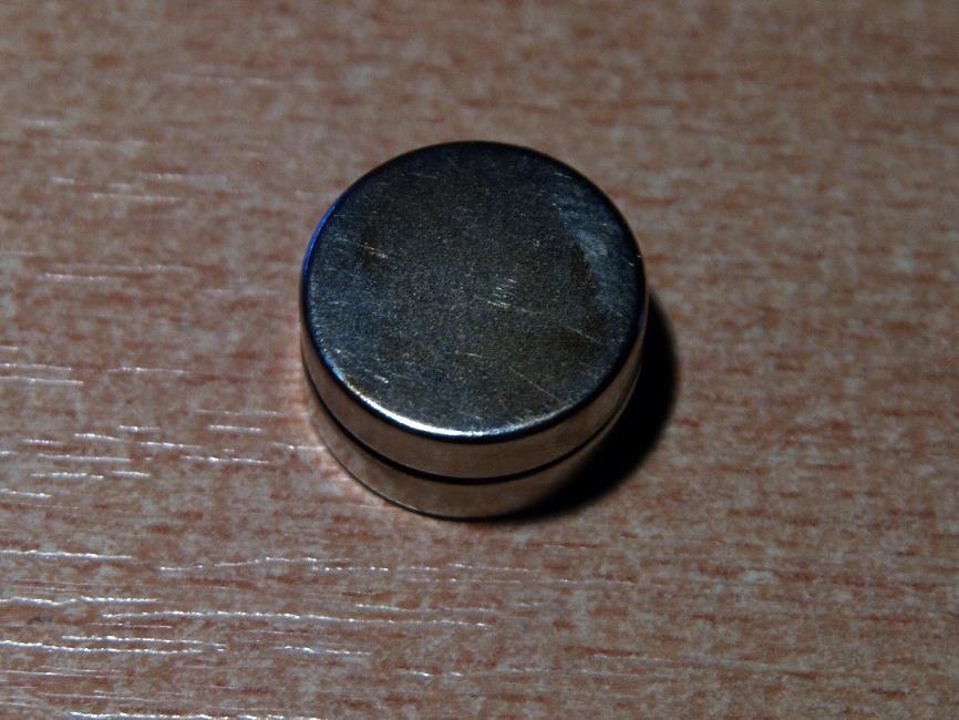 Zobrazení magnetického pole válcových magnetů NM-A 20 5 mm /N42 Neodymový magnet NM-A 20 5 mm /N42 (viz Obrázek 29) byl využit pro měření magnetické indukce (viz kapitola 4.5.2), jeho parametry nalezneme v tabulce 17.