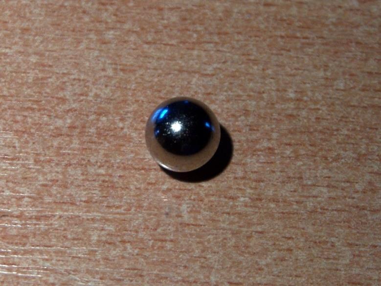 magnetické indukce (viz kapitola 4.4.5), jeho parametry nalezneme v tabulce 17. Obrázek 36: Neodymový magnet tvaru koule NM-E 13N-M5/N38.