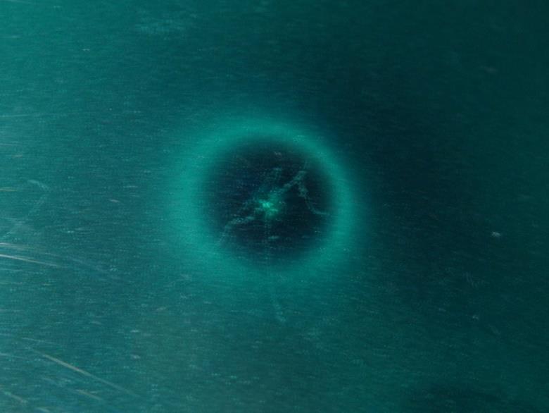uvnitř magnetu a zesvětlení na jeho okrajích tělesa. Uložení fólie podél osy magnetizace je pak zobrazeno na obrázku 39 a pro kroužek utvořený z deseti kulových magnetů na obrázku 40.