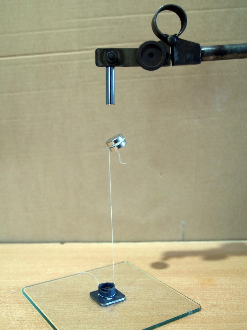 Demonstrace účinků magnetických polí PM Magnety překonávající tíhovou sílu Tyčový magnet umístěný ve stojánku v určité výšce nad podložkou přitahuje druhý magnet připevněný pomocí vlasce či nitě k