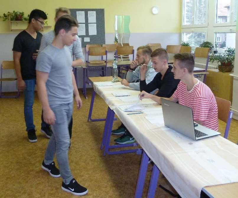Základy společenských věd Studentské volby září 2016 Tři studenti ze společenskovědního semináře 4.r.