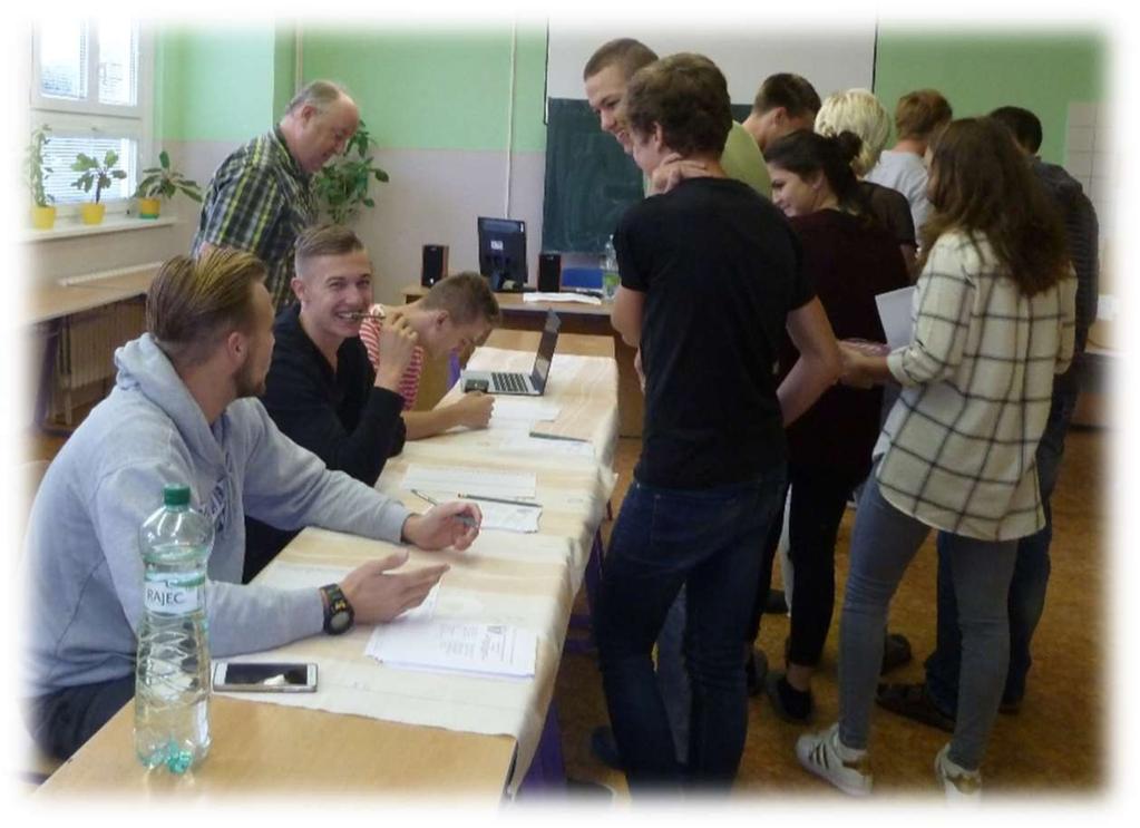 místnost s patřičnými náležitostmi (urna, zástěny, instrukce ke správnému označení volebního lístku).