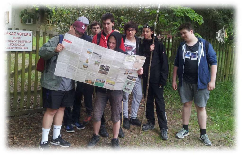 Pan učitel nám dal instrukce, jak se pracuje s mapou, s GPS a buzolou. Dále nás rozdělil do 3 skupin. První odpoledne.