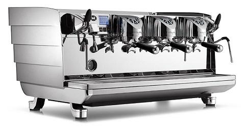 VA 358 WHITE EAGLE T3 Tradiční profesionální espresso kávovar vybavený novou technologií T3; TFT Multifunkční displej; Nezávisle programovatelné hlavy kávovaru; Izolované bojlery; HEES systém pro