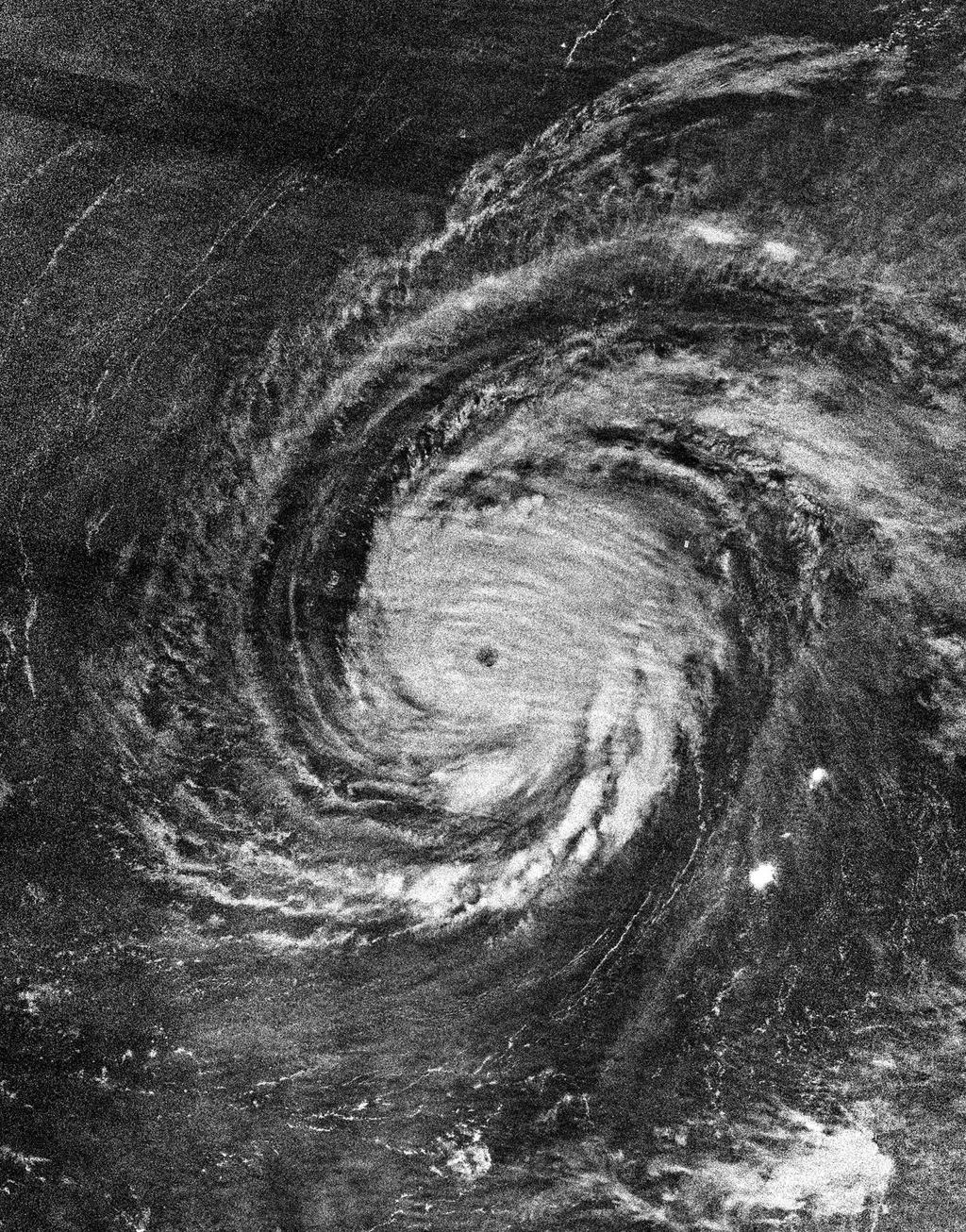 VIIRS DNB a kanál M15 (IR 10.