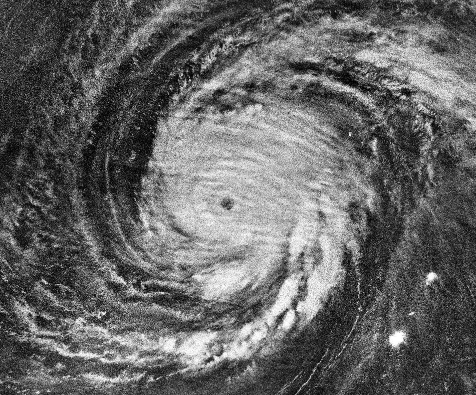 VIIRS DNB (bezměsíčná noc), tajfun Dolphin 2015-05-16 16:15 UTC Vlny v airglow Tyto vlny nad oblačností tajfunu lze pozorovat