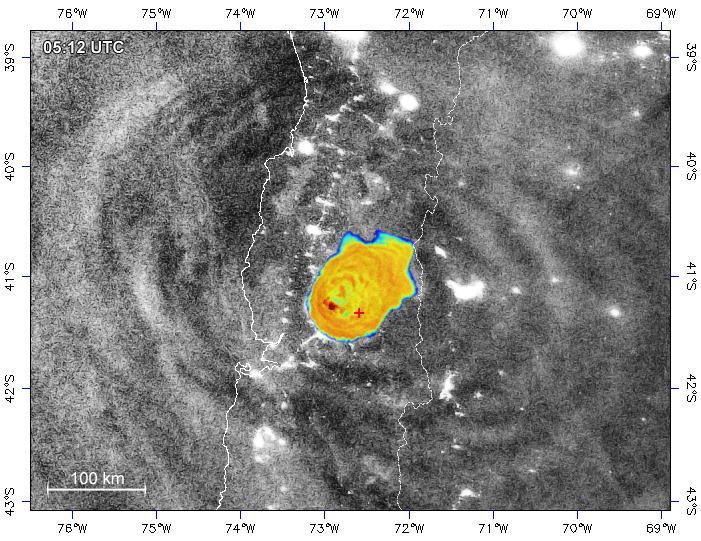 Vliv paralaxy na zdánlivou polohu jevů ve vyšších hladinách atmosféry Přelet 1 (#18058), 05:12 UTC Při tomto přeletu družice Suomi-NPP byla sopka