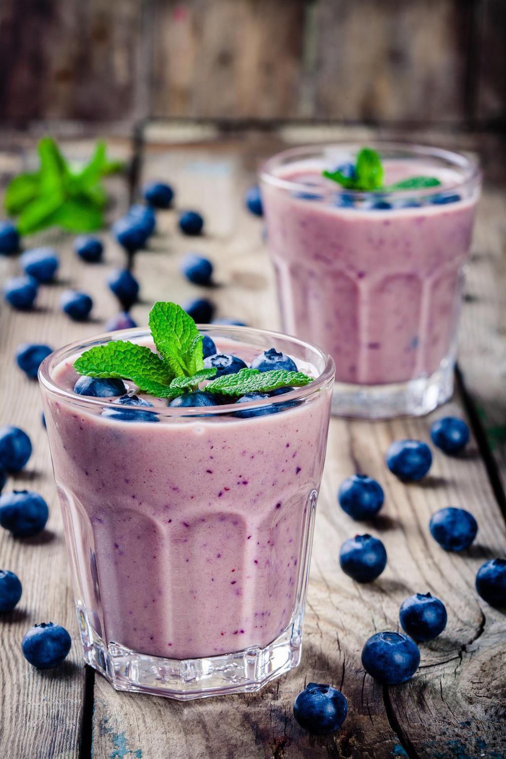 RECEPT NA SÓJOVÉ SMOOTHIE S BORŮVKAMI A VLOČKAMI 1 PORCE 10 MINUT Nutriční hodnoty v jedné porci: 350 kalorií, 3,5 g nenasycených tuků, 0,1 g nasycených tuků, 192 mg sodíku, 74 g sacharidů, 44 g