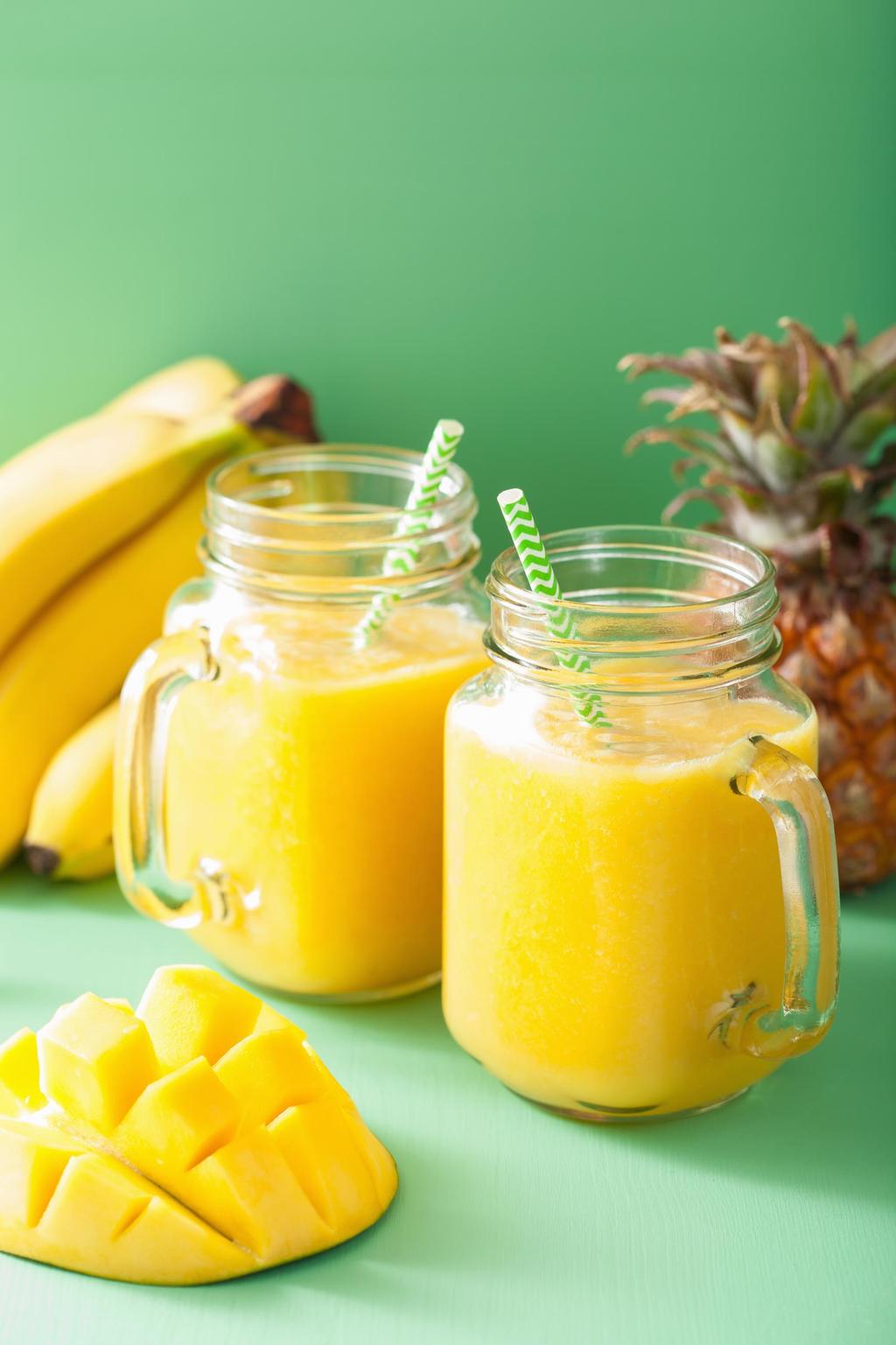 RECEPT NA MANGOVÉ SMOOTHIE 2 PORCE 10 MINUT Nutriční hodnoty v jedné porci: 251 kalorií, 0,5 g tuku, 68 mg sodíku, 60 g sacharidů, 50 g cukrů, 4 g vlákniny, 6,5 g bílkovin BUDEME POTŘEBOVAT: 1