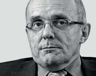 Vondra byl v té době na armádním plese a náčelníka vojenské policie nejprve podržel, a pak odvolal. (hrb) ale ministrovi, na jehož resort si dělají zálusk VV, přece povedlo.