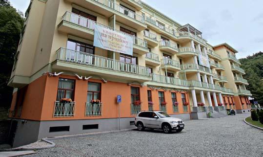 Tržní nájmy totiž neustále klesají a kvůli probíhající deregulaci to zřejmě bude pokračovat. VESNICE S TEPLOU VODOU V Karlových Varech je situace jiná.