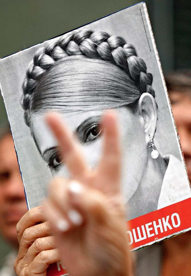 www.euro.cz 81 Ukrajina global KYBERNETIČKA, KANDIDÁTKA EKONOMICKÝCH VĚD JULIE TYMOŠENKOVÁ (51) - - - - - stala předsedkyní vlády a v této funkci cestovala roku 2005 do Moskvy.