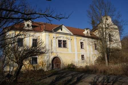 vystavěli jezuité nejprve kapli a o něco později na jižním svahu kopce barokní zámek, který byl dokončen až před rokem 1720 a sloužil úředníkům panství a jako letní sídlo klatovských jezuitů.