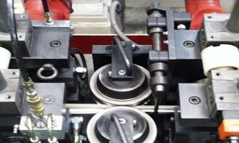 Dalším krokem je sekce MagAlloy, kde dochází působením usměrněného magnetického pole k upravení rovnoměrné vrstvy