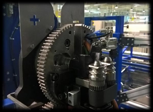 el. energie: 3 x 400 V/50 Hz tlakový vzduch: sušený 6 bar délky zpracovávaných trubek: 300 mm 5 800 mm Obrázek 15 Dvouhlavé ohýbací