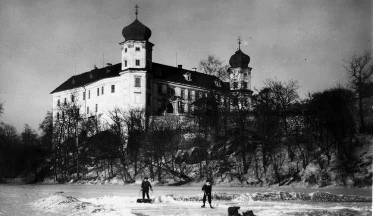 Téma / Advent a Vánoce Magdaléna ze Včelníku: svátky v kruhu komunitním Výroba věnců, odlévání olova, krájení jablek, koledy, divadlo a setkávání s blízkými.