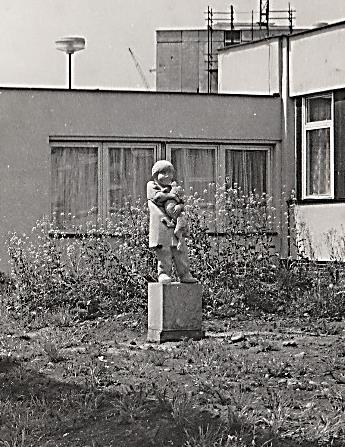 54. Holčička s pejskem