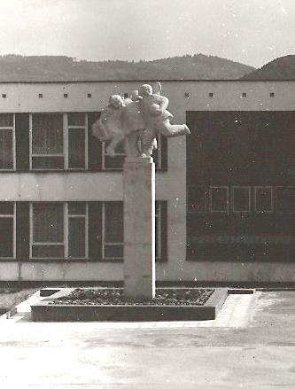 Stařec (1986) v. 135 cm, š.