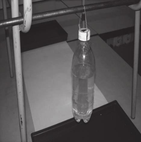 Zavesíme PET fľašu tak, aby sa mohla kývať a aby sme mohli pod ňou posúvať papier v smere kolmom na jej kmity.