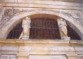 formát, tihle Dittrichovi? Architekta si vybrali na úplném vrcholu a dekoratéra z vedlejší ulice.