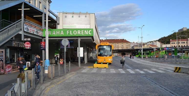 Ul. Ke Štvanici Při výstavbě metra došlo ke zbourání nárožních částí bloků domů